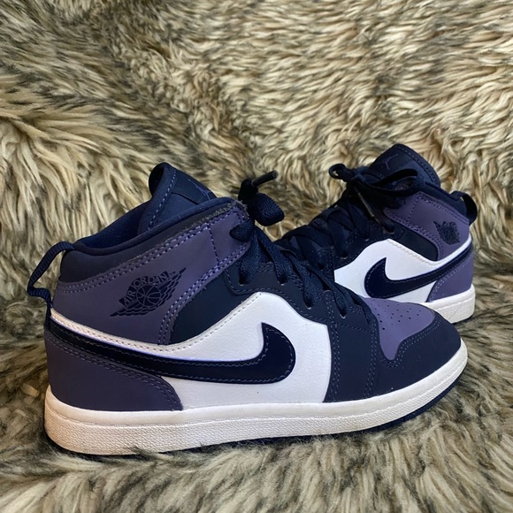 Gently used. Kids Nikes sneakers size 1.5Y - Picture 1 of 2